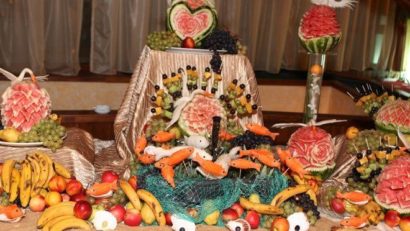 Arta sculpturii în fructe și legume promovată în Covasna