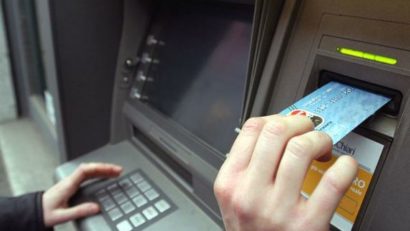 Șomerii își vor putea lua ajutorul de șomaj direct pe card