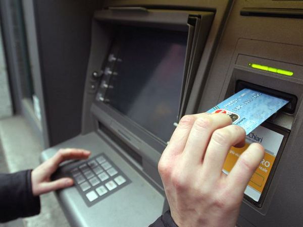 Șomerii își vor putea lua ajutorul de șomaj direct pe card Șomerii își vor putea lua ajutorul de șomaj direct pe card