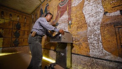 Arheologii, la un pas de descoperirea secolului: Mormântul faraonului Tutankamon ar putea ascunde camera mortuară a reginei Nefertiti
