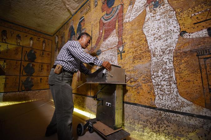 Arheologii, la un pas de descoperirea secolului: Mormântul faraonului Tutankamon ar putea ascunde camera mortuară a reginei Nefertiti Arheologii, la un pas de descoperirea secolului: Mormântul faraonului Tutankamon ar putea ascunde camera mortuară a reginei Nefertiti