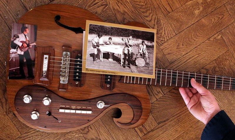 Chitara acustică a lui John Lennon s-a vândut cu 2,4 milioane de dolari