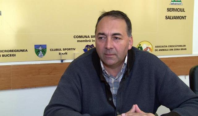 Primarul din Bran reţinut pentru 24 de ore, după ce a fost prins în flagrant luând mită Primarul din Bran reţinut pentru 24 de ore, după ce a fost prins în flagrant luând mită