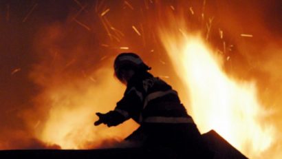 Bărbat găsit carbonizat de pompieri brașoveni în timp ce stingeau un incendiu