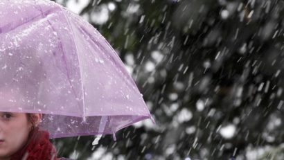 Informare de ploi şi lapoviţă, până joi seara în majoritatea regiunilor; zăpadă la munte