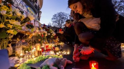 Parizienii au adus un omagiu victimelor atacurilor teroriste de vinerea trecută