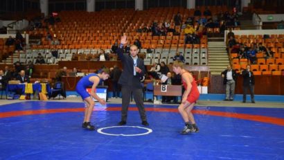 Aproape 300 de sportivi la Turneul Internaţional de lupte libere „Memorialul Antrenorilor”