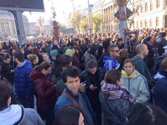 12.000 de oameni participă la un marş al tăcerii, după tragedia din Colectiv 12.000 de oameni participă la un marş al tăcerii, după tragedia din Colectiv