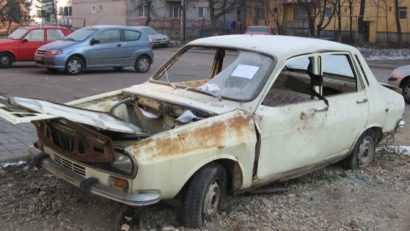 Alte trei mașini abandonate stau să fie ridicate în Tîrgu-Mureș