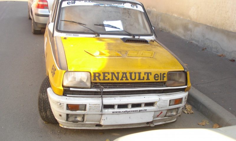 Trei tîrgumureșeni riscă să rămână fără mașini dacă nu și le mută de pe spațiul public