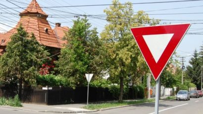 La Tîrgu-Mureş, copacii nu vor mai acoperi semnele de circulaţie