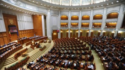 Parlamentul va relua, în această dimineaţă, dezbaterile la legea bugetului de stat şi la legea asigurărilor sociale pe 2023