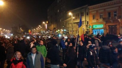 Peste 400 de mureșeni scandează în fața Prefecturii