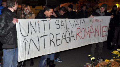 UPDATE: Sute de manifestanți, în fața Prefecturii Mureș