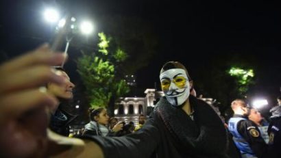 Peste o sută de persoane, majoritatea adolescenţi, s-au adunat în parcul central din municipiul Sfântu Gheorghe