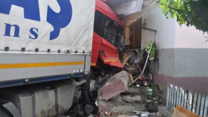 Un TIR a intrat într-o casă la Miercurea Sibiului