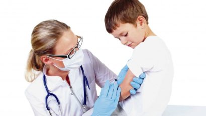 Românii se vaccinează din ce în ce mai puţin