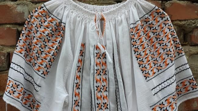 Femeile din satul mureşean Ţopa, de pe Târnava Mare, aşteaptă iarna nu pentru odihnă, ci pentru a putea ţese costume tradiţionale Femeile din satul mureşean Ţopa, de pe Târnava Mare, aşteaptă iarna nu pentru odihnă, ci pentru a putea ţese costume tradiţionale