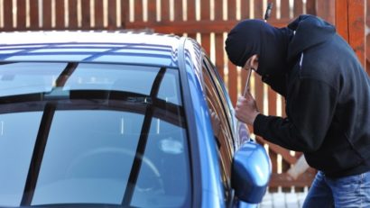 Tânăr reţinut de poliţişti pentru furturi din auto