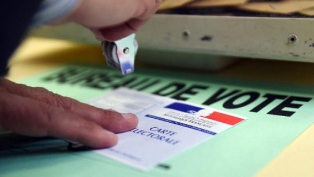În Franţa, extrema dreaptă reprezentată de Frontul Naţional speră să obţină o victorie istorică în cel de-al doilea tur al alegerilor regionale În Franţa, extrema dreaptă reprezentată de Frontul Naţional speră să obţină o victorie istorică în cel de-al doilea tur al alegerilor regionale
