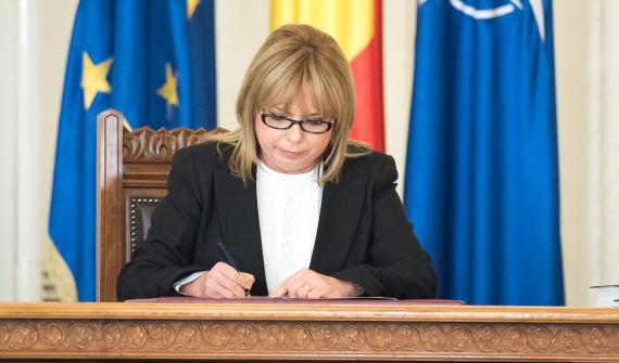 Guvernul Cioloş consideră prioritară repararea şcolilor