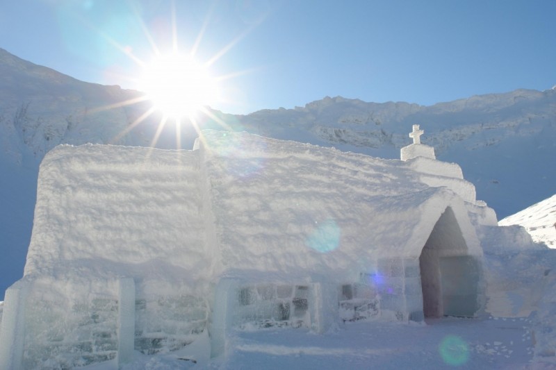 Peste 2.000 de turişti, de Crăciun, la hotelul de gheaţă de la Bâlea Lac