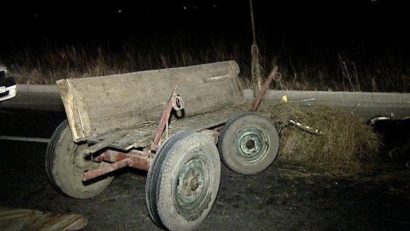 Un mort şi patru răniţi, după ce un autoturism a intrat într-o căruţă nesemnalizată, în Harghita