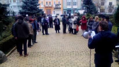 Protest fără protestatari în faţa Prefecturii Mureş