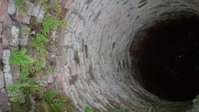Harghitean mort, după ce căzut într-o fântână