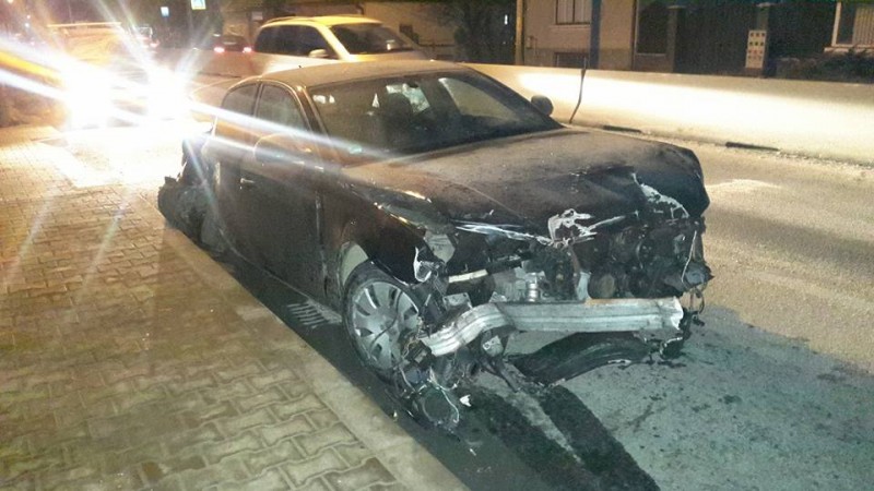 O maşină cu cinci pasageri a avariat o conductă de gaz metan, provocând un incendiu