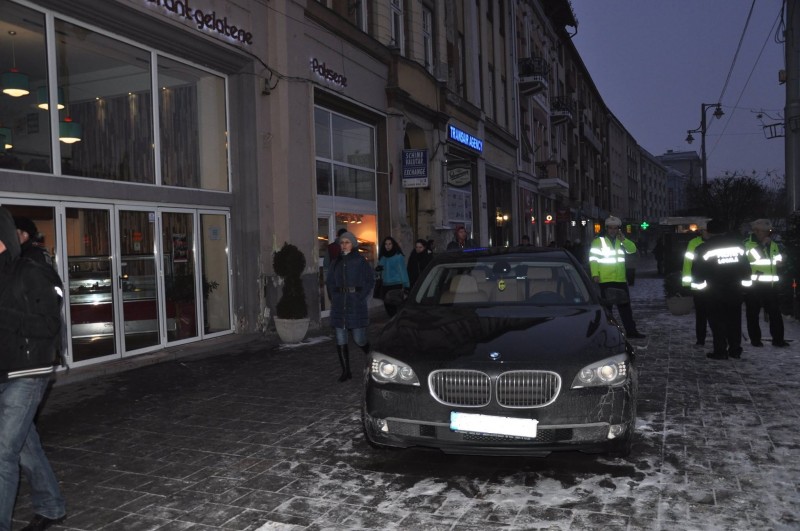 Un tîrgumureşean a dormit în maşina parcată pe trotuar în centrul oraşului Un tîrgumureşean a dormit în maşina parcată pe trotuar în centrul oraşului