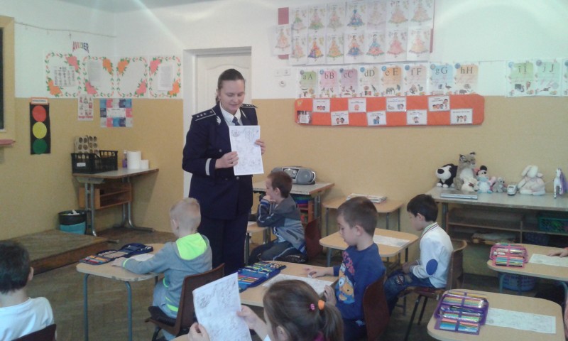 Copiii învăţă, prin joc, ce înseamnă să fie buni pietoni