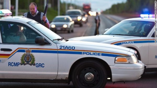 Atac armat la un liceu din Canada
