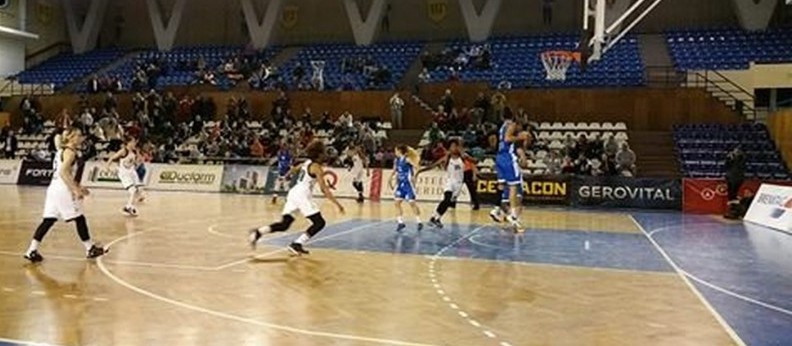 Victorie cu jucătoare de 15-16 ani