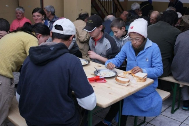 Daruri, sarmale și colinde pentru oamenii fără adăpost de la Tg.Mureș