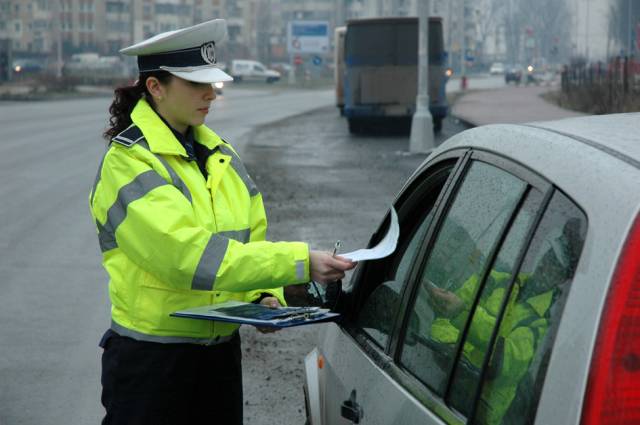 Aproape 570 de şoferi au rămas fără permis de conducere într-o singură zi Aproape 570 de şoferi au rămas fără permis de conducere într-o singură zi