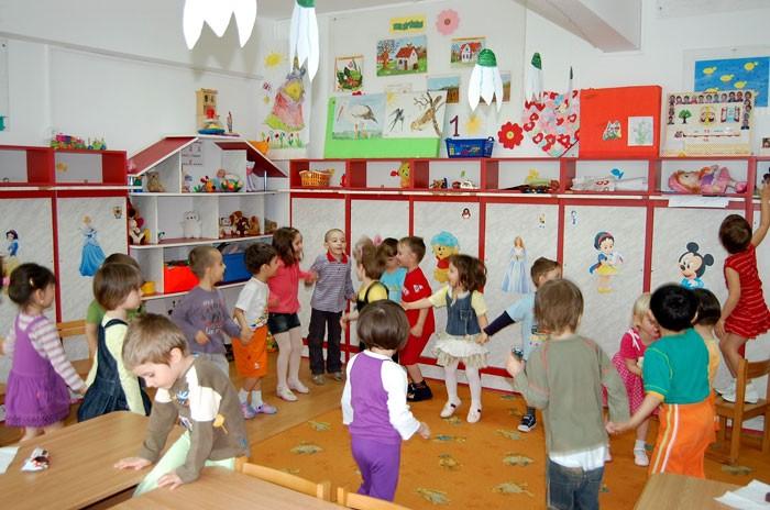 Legea încurajează prezența la grădiniță a copiilor din familii defavorizate