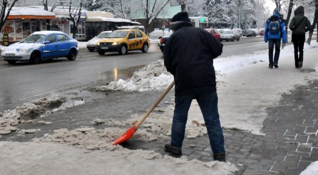 Trei societăţi comerciale din Tîrgu-Mureş au fost amendate pentru că nu au curăţat trotuarul de zăpadă