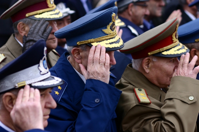 Pensionarii militari care au săvârșit infracțiuni contra umanității își pierd pensiile de serviciu ori de invaliditate
