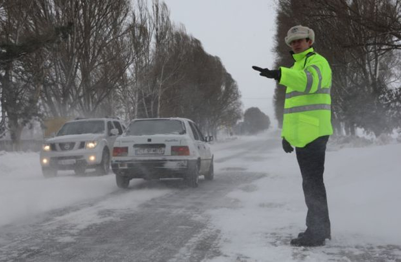 Circulaţia pe şoselele din zona de sud a ţării se desfăşoară în condiţii de iarnă