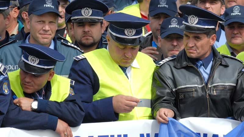 Poliţiştii își negociază drepturile la București