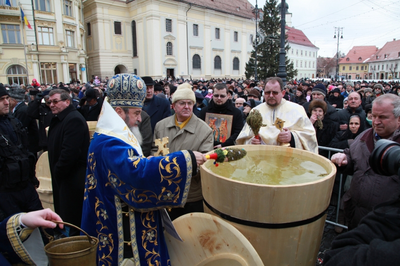 10.000 de sticle de Aghiasmă Mare, pregătite pentru credincioşi la Sibiu