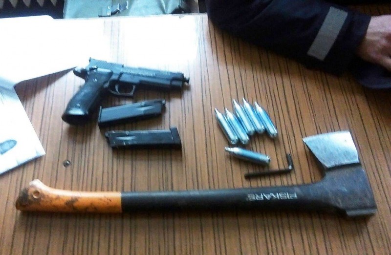 Jandarmii harghiteni au oprit un bărbat înarmat