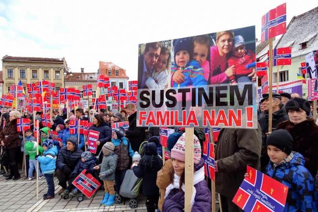 Sute de brașoveni au protestat, azi, faţă de măsurile radicale asupra copiilor români în Norvegia