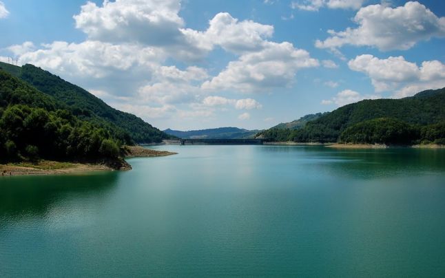 3 lacuri de acumulare artificiale din judeţul Neamţ sunt infestate cu o bacterie extrem de periculoasă pentru oameni