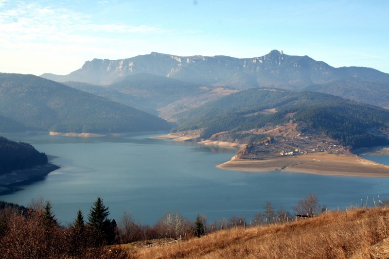 În judeţul Neamţ, autorităţile sanitare continuă să monitorizeze calitatea apei din lacuri
