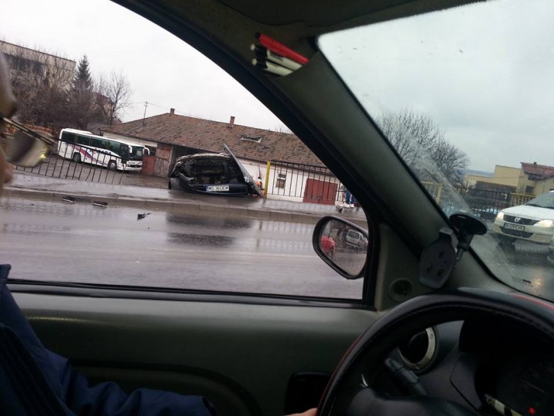 Un autoturism risca să cadă de pe podul Mureș