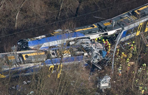 Operaţiunile de căutare a supravieţuitorilor accidentului feroviar din Germania s-au încheiat