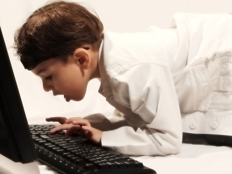 65 de elevi din Braşov vor primi ajutor financiar ca să-şi cumpere calculatoare