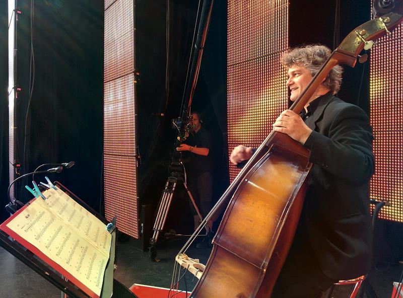 Cel mai mare basist român – Decebal Bădilă – cântă jazz cu Big Band-ul Radio